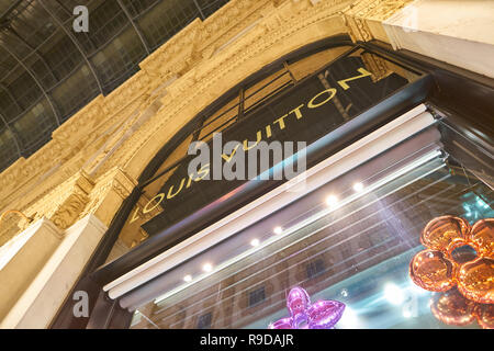 MILAN, ITALIE - circa 2017, novembre : une fenêtre Afficher chez Louis Vuitton magasin dans la galerie Vittorio Emanuele II. Banque D'Images