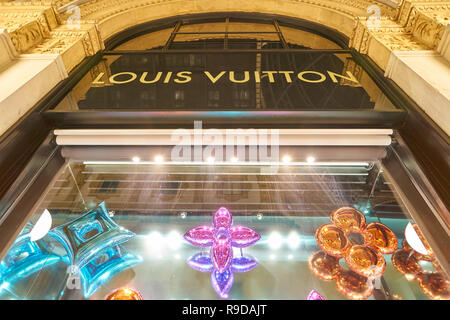 MILAN, ITALIE - circa 2017, novembre : une fenêtre Afficher chez Louis Vuitton magasin dans la galerie Vittorio Emanuele II. Banque D'Images