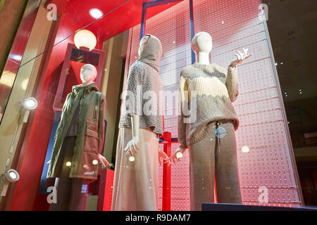 MILAN, ITALIE - circa 2017, novembre : une fenêtre à l'affichage en magasin Stefanel Galleria Vittorio Emanuele II. Banque D'Images