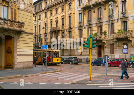 MILAN, ITALIE - circa 2017, novembre : tram dans la ville de Milan. Banque D'Images