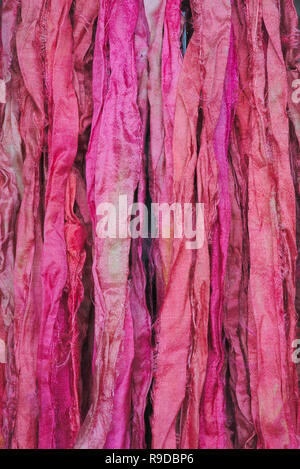 Rubans de soie rose l'arrière-plan. La texture. Close-up shot, macrophotographie. Banque D'Images
