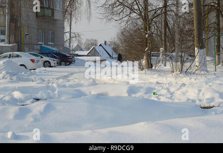 Kovrov, la Russie. 23 janvier 2016. Vue sur rue avec cinq immeubles dans la froide journée ensoleillée Banque D'Images