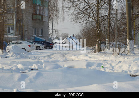 Kovrov, la Russie. 23 janvier 2016. Vue sur rue avec cinq immeubles dans la froide journée ensoleillée Banque D'Images