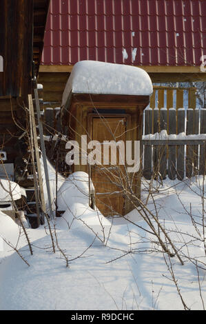 Kovrov, la Russie. 23 janvier 2016. Toilettes dans la cour d'une maison en bois de plain pied Banque D'Images