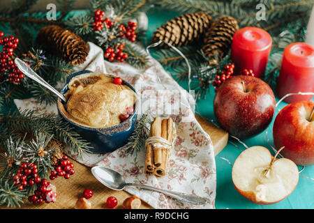 Noël et Nouvel An la composition avec sweet delicious dessert, branches d'épinette, de couverts en bois turquoise bleu sur la surface de la table, copie d'épices, d'H Banque D'Images