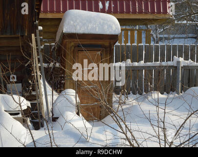 Kovrov, la Russie. 23 janvier 2016. Toilettes dans la cour d'une maison en bois de plain pied Banque D'Images