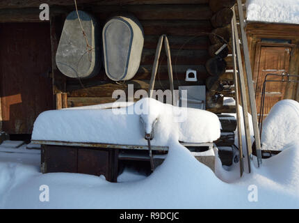 Kovrov, la Russie. 23 janvier 2016. Table de travail avec un vice de neige en face de l'ancienne grange dans la cour d'une maison en bois de plain pied Banque D'Images