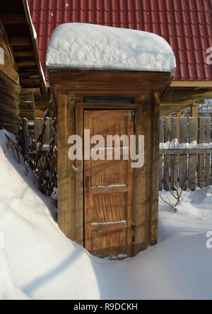 Kovrov, la Russie. 23 janvier 2016. Toilettes dans la cour d'une maison en bois de plain pied Banque D'Images