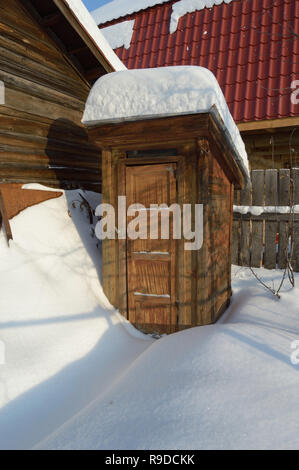 Kovrov, la Russie. 23 janvier 2016. Toilettes dans la cour d'une maison en bois de plain pied Banque D'Images