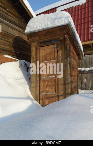 Kovrov, la Russie. 23 janvier 2016. Toilettes dans la cour d'une maison en bois de plain pied Banque D'Images