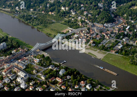 11.07.2006, Dresde, Saxe, Allemagne - Luftbild von der Grunaer Bruecke, das sogenannte Blaue Wunder, ueber der Elbe à Dresde. 0UX060711D312CARO Banque D'Images