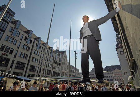 27.04.2007, Chemnitz, Saxe, Allemagne - Action artiste Johan Lorbeer semble flotter lors d'une performance à l'hôtel de ville de Chemnitz. 0UX070427D463LOCATION Banque D'Images