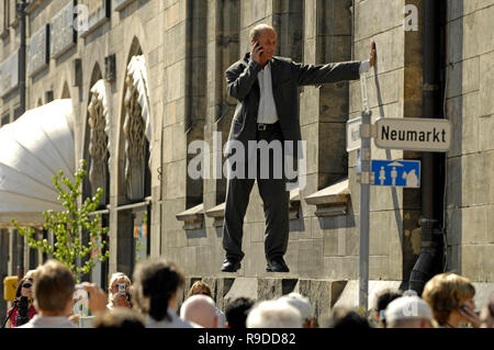 27.04.2007, Chemnitz, Saxe, Allemagne - Action artiste Johan Lorbeer semble flotter lors d'une performance à l'hôtel de ville de Chemnitz. 0UX070427D464LOCATION Banque D'Images