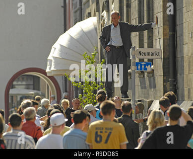 27.04.2007, Chemnitz, Saxe, Allemagne - Action artiste Johan Lorbeer semble flotter lors d'une performance à l'hôtel de ville de Chemnitz. 0UX070427D465LOCATION Banque D'Images