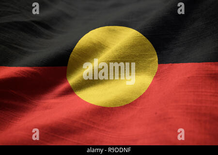Gros plan du Pavillon autochtone australienne ébouriffé, Australian Aboriginal Flag Blowing in Wind Banque D'Images