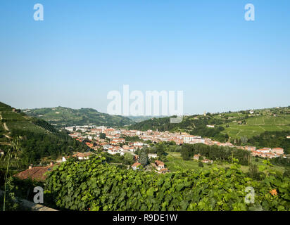 Un paysage urbain d'un village de Langhe : Santo Stefano Belbo, Piémont - Italie Banque D'Images