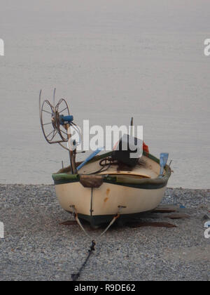 Bateaux pour la pêche en mer sur la plage de Noli, Ligurie - Italie Banque D'Images