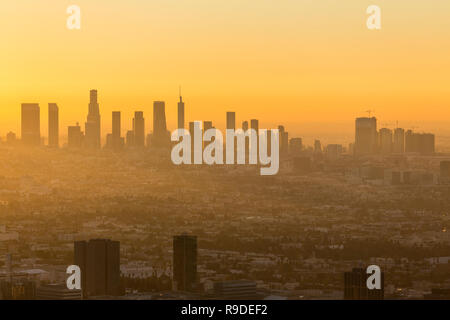 Los Angeles California orange lever du soleil sur la ville. Cliché pris dans la colline Santa Monica Mountains. Banque D'Images