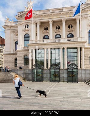 Zurich, Suisse - 25 mai 2016 : Opéra de Zurich, bâtiment des gens devant elle Sechselautenplatz - vue de la place Saint-Marc. Opéra de Zurich (Germa Banque D'Images