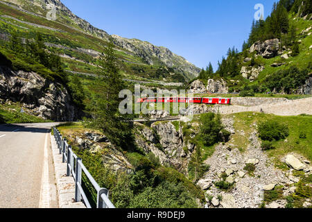 Red train touristique suisse typique de grimper le chemin de fer de la Furka, Suisse Banque D'Images