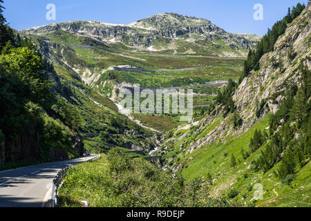 La route pour le col du Grimsel (2.164 m) vue de haut Valais près de Gletsch, Suisse Banque D'Images