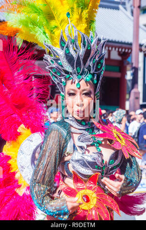 Participant au carnaval Asakusa samba à Tokyo, Japon Banque D'Images