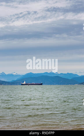 Navire-citerne commerciales dans les eaux côtières de la baie Howe avec montagnes en arrière-plan. Prises de Tower Beach, Vancouver, Colombie-Britannique, Canada. Banque D'Images