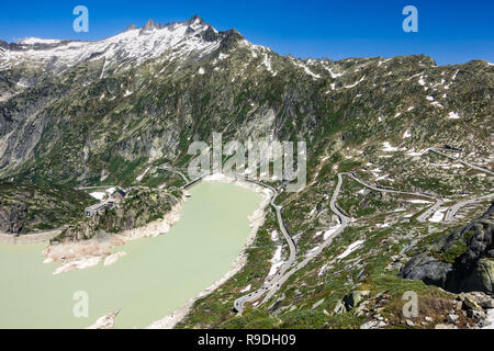 Vue aérienne de Grimselsee (Lac Grimsel), l'Hospice du Grimsel (à gauche) et la serpentine road à Nyon, Suisse Banque D'Images