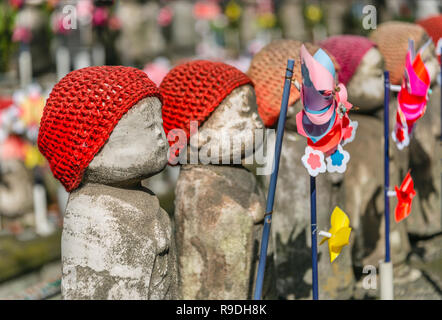 Statues de Jizo au cimetière des enfants à naître au temple Zojo-Ji, Tokyo, Japon Banque D'Images