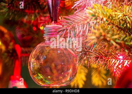 Une boule remplie de gin est suspendu dans l'arbre et peut être bu par les fêtards. Décorations de Noël. UK Banque D'Images