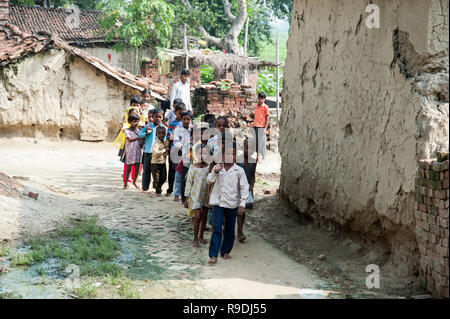 Varanasi / Inde 20 septembre 2011 les étudiants ruraux allant à l'école en attente à Varanasi dans l'Uttar Pradesh en Inde Banque D'Images