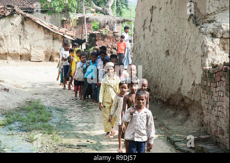 Varanasi / Inde 20 septembre 2011 les étudiants ruraux allant à l'école en attente à Varanasi dans l'Uttar Pradesh en Inde Banque D'Images