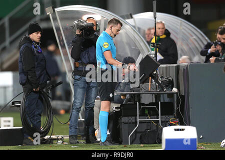 Berlin, Allemagne, 22-12-2018, football, Fortuna Sittard - FC Groningen, l'Eredivisie néerlandaise, Fortuna Sittard Stadium, saison 2018-2019, referre Lindhout est à la recherche de de VAR Banque D'Images