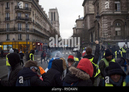 Paris, France. 22 Dec 2018.Des manifestants sont bientôt en face de policement Crédit : Roger Ankri/Alamy Live News Banque D'Images