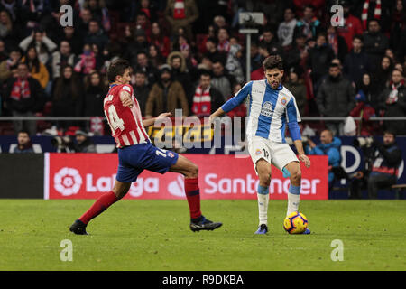 Madrid, Madrid, Espagne. Dec 22, 2018. L'Atletico de Madrid Rodrigo Hernandez et RCD Espanyol's Didac Vila au cours de la Liga match entre l'Atletico de Madrid et du RCD Espanyol à Wanda Stade Metropolitano de Madrid, Espagne. Legan Crédit : P. Mace/SOPA Images/ZUMA/Alamy Fil Live News Banque D'Images