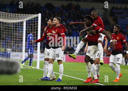 Cardiff, Wales, UK. 22 Dec 2018. Jesse Lingard de Manchester Utd (l) célèbre avec ses coéquipiers après qu'il marque son 5ème but d'équipes. Premier League match, Cardiff City v Manchester Utd au Cardiff City Stadium le samedi 22 décembre 2018. Cette image ne peut être utilisé qu'à des fins rédactionnelles. Usage éditorial uniquement, licence requise pour un usage commercial. Aucune utilisation de pari, de jeux ou d'un seul club/ligue/dvd publications. Photos par Andrew Andrew/Verger Verger la photographie de sport/Alamy live news Banque D'Images