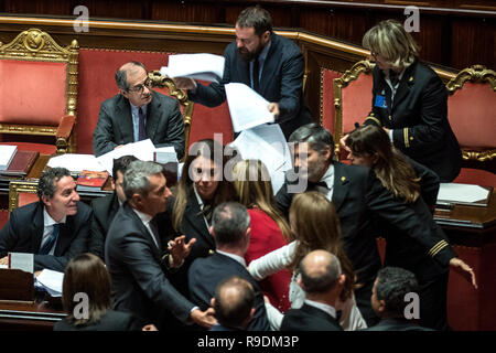 Rome, Italie. 22 Dec 2018. Foto Roberto Monaldo / LaPresse 22-12-2018 Roma Politica Senato - Legge di bilancio Nella foto I senatori del PD lanciano le Pagine della Legge di bilancio verso i banchi del Governo Photo Roberto Monaldo / LaPresse 22-12-2018 Rome (Italie) Sénat - loi de budget dans la protestation de Parti démocratique photo Credit : LaPresse/Alamy Live News Banque D'Images