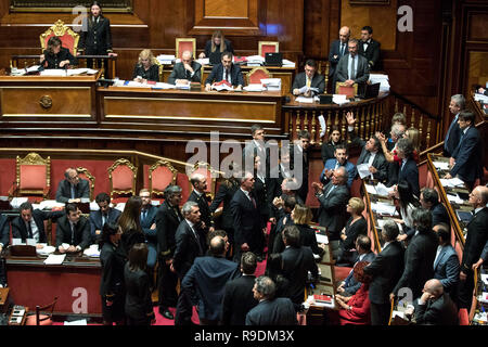 Rome, Italie. 22 Dec 2018. Foto Roberto Monaldo / LaPresse 22-12-2018 Roma Politica Senato - Legge di bilancio Nella foto Il PD protesta chiedendo la sospensione dei Lavori Photo Roberto Monaldo / LaPresse 22-12-2018 Rome (Italie) Sénat - loi de budget dans la protestation de Parti démocratique photo Credit : LaPresse/Alamy Live News Banque D'Images