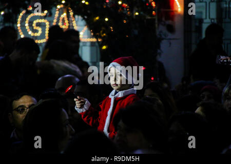 La ville de Gaza, en Palestine. 22 Dec 2018. Le YMCA dans la bande de Gaza d'organiser la cérémonie d'illumination de l'arbre de Noël à sa place dans la ville de Gaza dans la soirée du 22 décembre 2018. Une danse folklorique palestinienne et la bénédiction d'un patriarche orthodoxe grec accompagné de la cérémonie à l'exécuter jusqu'à la veille de Noël. Chrétiens et musulmans palestiniens ont convergé sur la place à Gaza pour célébrer et d'apprécier les décorations et autres traditions de la saison, tels que les photos avec le Père Noël et de charité pour les collections les plus nécessiteux. Credit : ZUMA Press, Inc./Alamy Live News Banque D'Images