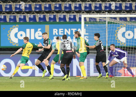 Berlin, Allemagne, 22-12-2018, football, Fortuna Sittard - FC Groningen, l'Eredivisie néerlandaise, Fortuna Sittard Stadium, saison 2018-2019, Fortuna Sittard player Wessel Dammers, tirez contre le bar Banque D'Images