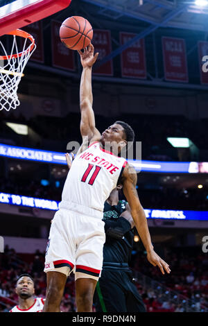 North Carolina State Wolfpack guard Markell Johnson (11) au cours de la NCAA College Basketball match entre l'USC Upstate spartiates et la NC State Wolfpack au PNC Arena le samedi 22 décembre 2018 à Raleigh, NC. Jacob Kupferman/CSM Banque D'Images