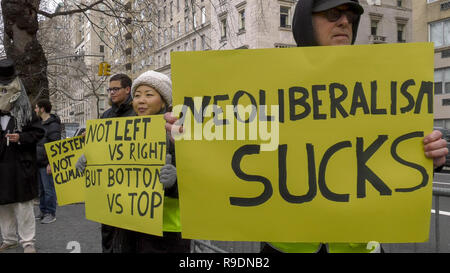 New York, New York, USA. Dec 22, 2018. Gilet jaune NYC protester contre le consulat de France. Manifestation de solidarité pour les manifestants en France et de s'unir contre la classe dirigeante et c'est dans le monde des politiciens. Credit : SCOOTERCASTER/Alamy Live News Banque D'Images