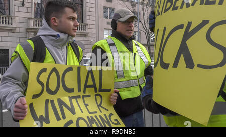 New York, New York, USA. Dec 22, 2018. Gilet jaune NYC protester contre le consulat de France. Manifestation de solidarité pour les manifestants en France et de s'unir contre la classe dirigeante et c'est dans le monde des politiciens. Credit : SCOOTERCASTER/Alamy Live News Banque D'Images
