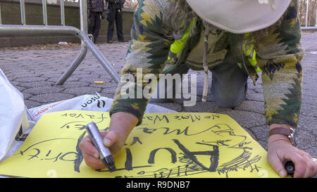 New York, New York, USA. Dec 22, 2018. Gilet jaune NYC protester contre le consulat de France. Manifestation de solidarité pour les manifestants en France et de s'unir contre la classe dirigeante et c'est dans le monde des politiciens. Credit : SCOOTERCASTER/Alamy Live News Banque D'Images