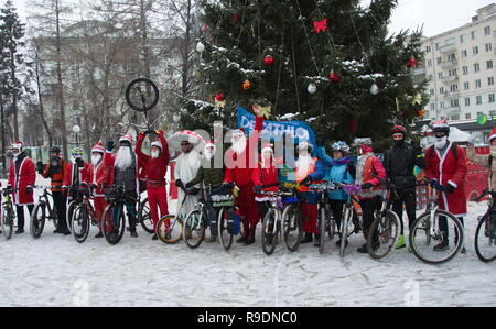 Nizhny Novgorod, Russie. Dec 22, 2018. Les gens se rassemblent devant un Père Noël flash mob à Nizhny Novgorod, en Russie, le 22 décembre 2018. Un père noël flash mob a eu lieu ici le samedi que les gens habillés en Père Noël Articles rode bicyclettes le long de la rue principale de la ville. Crédit : Andrei Krasnov/Xinhua/Alamy Live News Banque D'Images