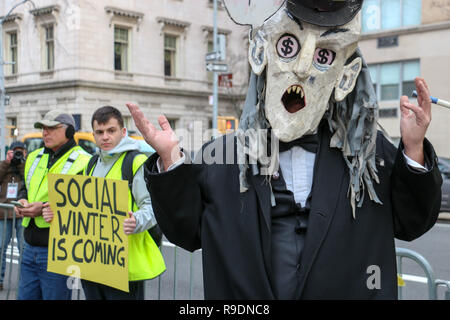 New York, New York, USA. Dec 22, 2018. Gilet jaune NYC protester contre le consulat de France. Manifestation de solidarité pour les manifestants en France et de s'unir contre la classe dirigeante et c'est dans le monde des politiciens. Credit : SCOOTERCASTER/Alamy Live News Banque D'Images