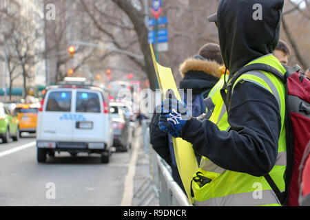 New York, New York, USA. Dec 22, 2018. Gilet jaune NYC protester contre le consulat de France. Manifestation de solidarité pour les manifestants en France et de s'unir contre la classe dirigeante et c'est dans le monde des politiciens. Credit : SCOOTERCASTER/Alamy Live News Banque D'Images