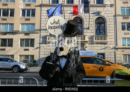 New York, New York, USA. Dec 22, 2018. Gilet jaune NYC protester contre le consulat de France. Manifestation de solidarité pour les manifestants en France et de s'unir contre la classe dirigeante et c'est dans le monde des politiciens. Credit : SCOOTERCASTER/Alamy Live News Banque D'Images