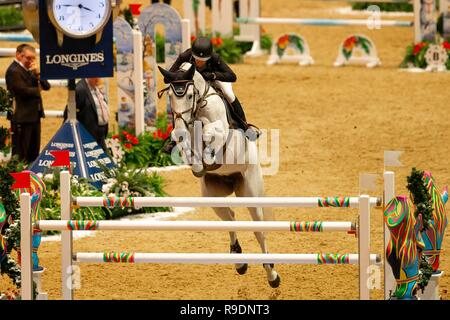 Londres, Royaume-Uni. Dec 22, 2018. La 3ème place. Laura Kraut équitation Zeremonie. USA.. La Coupe du monde de saut FEI Longines. Concours hippique. Olympia. La London International Horse Show. Londres. GBR. 22/12/2018. Credit : Sport en images/Alamy Live News Banque D'Images