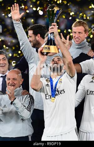 Abu Dhabi, Emirats Arabes Unis. Dec 22, 2018. Karim Benzema du Real Madrid célèbre avec le trophée après la fin de la finale de la Coupe du Monde des Clubs de la FIFA match de football entre l'Espagne et du Real Madrid FC Al Ain ÉMIRATS ARABES UNIS au Zayed Sports City Stadium. Credit : Mohamed Flis/dpa/Alamy Live News Banque D'Images